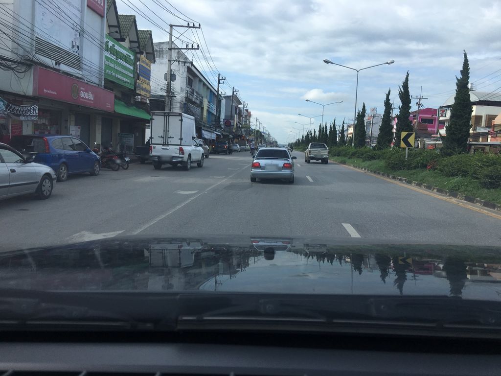 ภาพถนนตรงที่ Minnie Nail ตั้งอยู่ ถ่ายโดย wapriz พ.ศ. 2561 (2018) · A street-level view of where Minnie Nail stands, by wapriz in 2561 (2018)