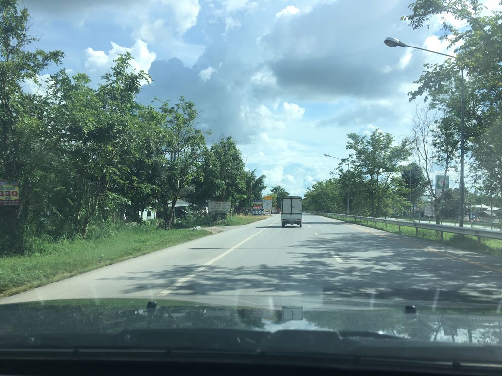 ภาพถนนตรงที่ ฉำฉาคาเฟ่เชียงราย ตั้งอยู่ ถ่ายโดย wapriz พ.ศ. 2561 (2018) · A street-level view of where ฉำฉาคาเฟ่เชียงราย · Chamchakhafe Chiang Rai stands, by wapriz in 2561 (2018)