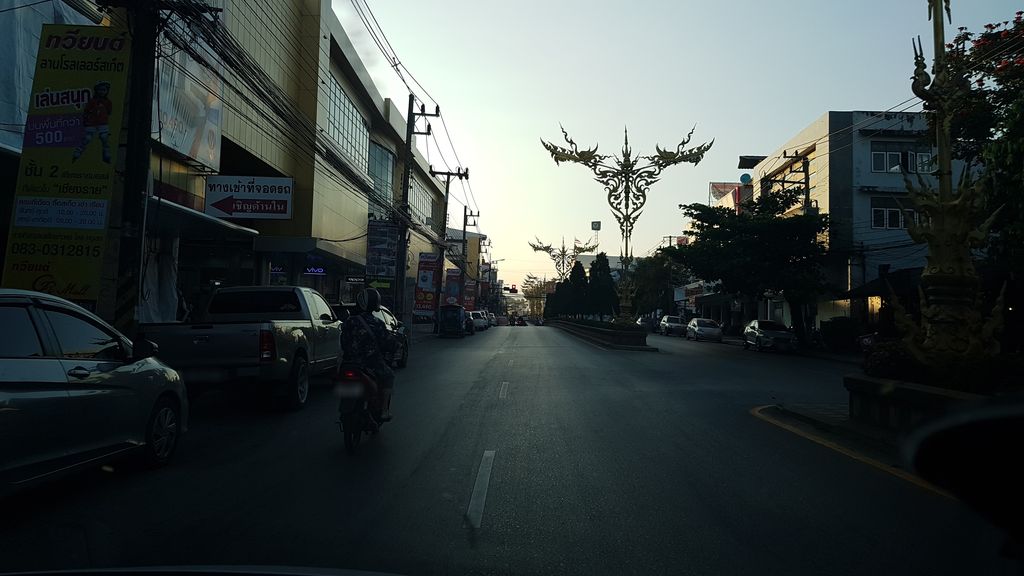 ภาพถนนตรงที่ เงินติดล้อ ตั้งอยู่ ถ่ายโดย igorzo พ.ศ. 2562 (2019) · A street-level view of where เงินติดล้อ · Ngoen Tit Lo stands, by igorzo in 2562 (2019)