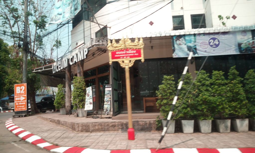 ภาพถนนตรงที่ บ้านฟันดี ตั้งอยู่ ถ่ายโดย ozflor พ.ศ. 2562 (2019) · A street-level view of where บ้านฟันดี · Ban Fandi stands, by ozflor in 2562 (2019)
