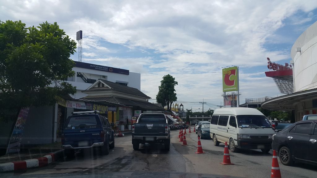 ภาพถนนตรงที่ Swensen's ตั้งอยู่ ถ่ายโดย jrcarlsen พ.ศ. 2560 (2017) · A street-level view of where Swensen's stands, by jrcarlsen in 2560 (2017)