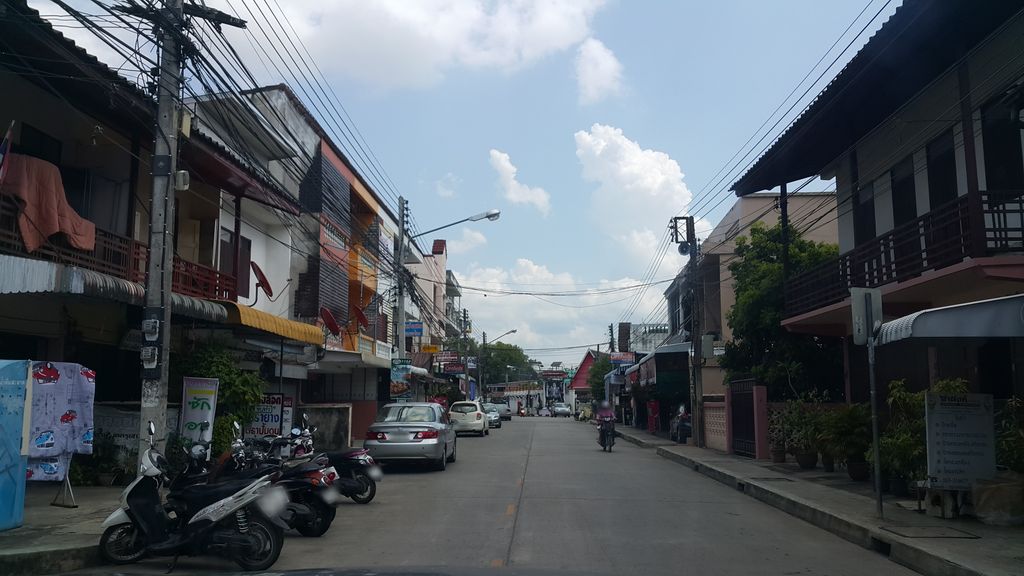 ภาพถนนตรงที่ Baandum Museum - The Black Temple ตั้งอยู่ ถ่ายโดย jrcarlsen พ.ศ. 2560 (2017) · A street-level view of where Baandum Museum - The Black Temple stands, by jrcarlsen in 2560 (2017)