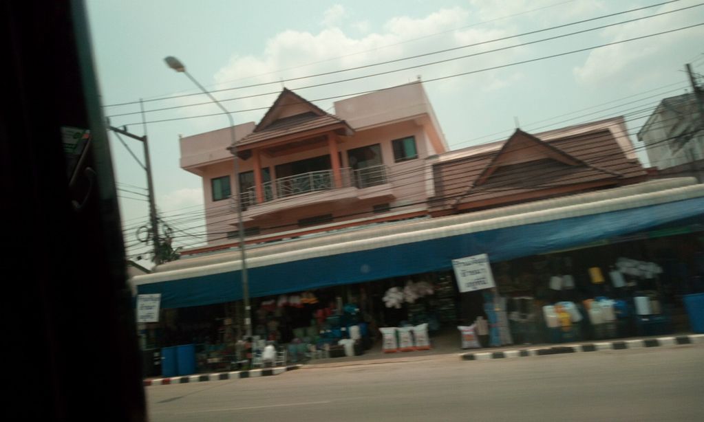 ภาพถนนตรงที่ บ้านน้ำแพร่ใต้ ตั้งอยู่ ถ่ายโดย ozflor พ.ศ. 2562 (2019) · A street-level view of where บ้านน้ำแพร่ใต้ · Ban Nam Phrae Tai stands, by ozflor in 2562 (2019)