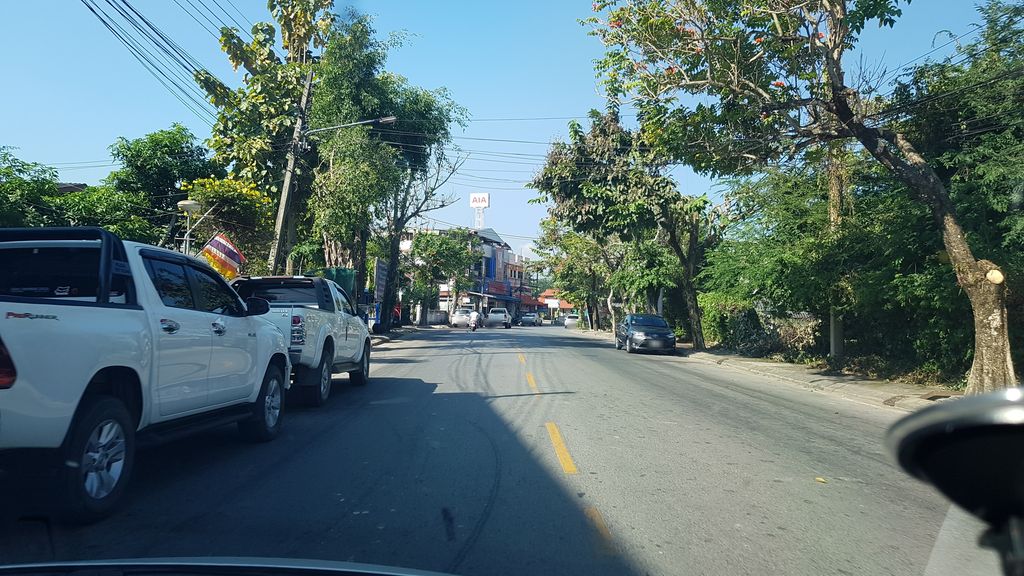 ภาพถนนตรงที่ มาหาฬาร Mahalaan Eatery & Bar ตั้งอยู่ ถ่ายโดย igorzo พ.ศ. 2562 (2019) · A street-level view of where มาหาฬาร Mahalaan Eatery & Bar stands, by igorzo in 2562 (2019)