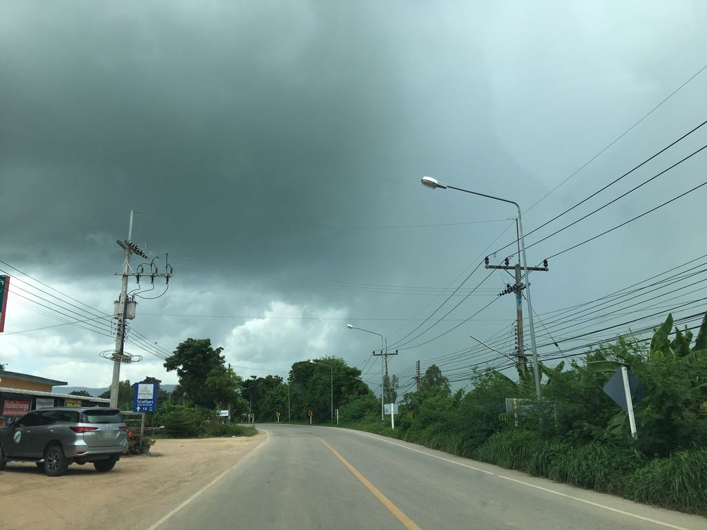 ภาพถนนตรงที่ บ้านสวนตะวัน ตั้งอยู่ ถ่ายโดย wapriz พ.ศ. 2561 (2018) · A street-level view of where บ้านสวนตะวัน · Ban Suan Tawan stands, by wapriz in 2561 (2018)