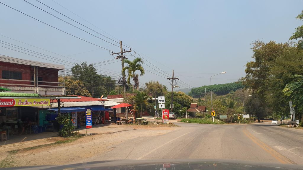 ภาพถนนตรงที่ ไก่โต้ง โมบาย ตั้งอยู่ ถ่ายโดย jrcarlsen พ.ศ. 2565 (2022) · A street-level view of where ไก่โต้ง โมบาย · Kaitong Mobile stands, by jrcarlsen in 2565 (2022)