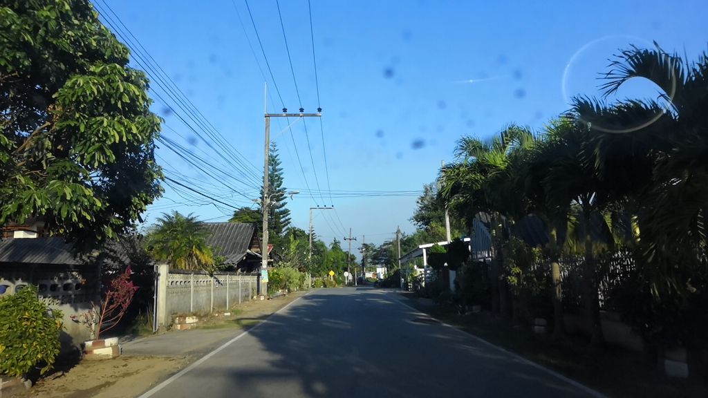 ภาพถนนตรงที่ ตำ ตำ ยำ แซ่บ แคมลาว ตั้งอยู่ ถ่ายโดย charlesano พ.ศ. 2561 (2018) · A street-level view of where ตำ ตำ ยำ แซ่บ แคมลาว · Tam Tam Yam Saep Khaemlao stands, by charlesano in 2561 (2018)