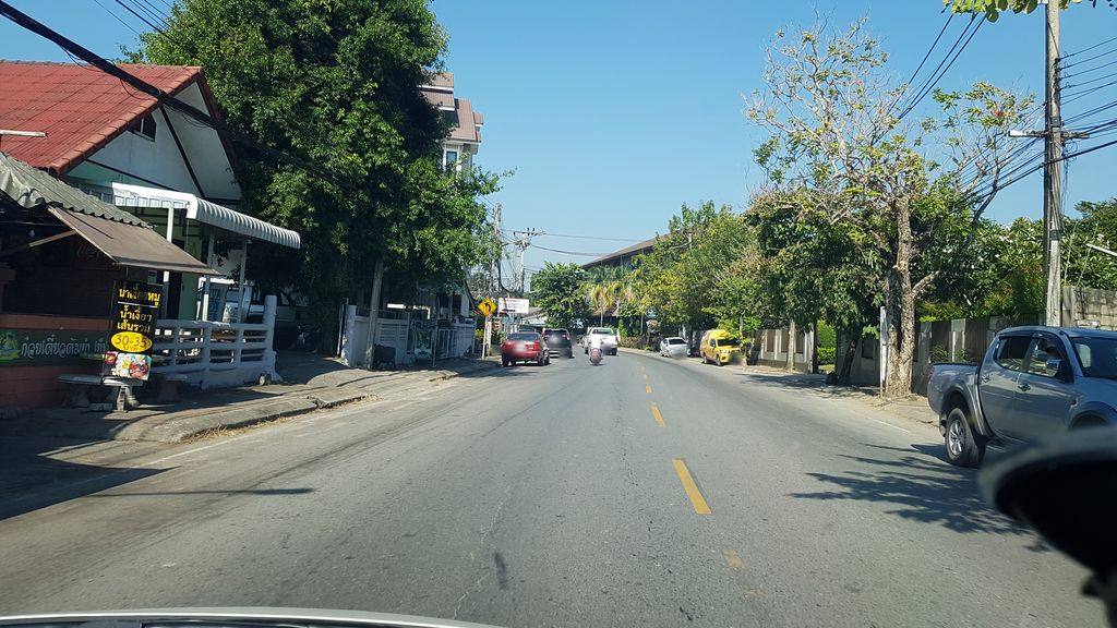 ภาพถนนตรงที่ ป้าอ้อมหมูจุ่ม ตั้งอยู่ ถ่ายโดย igorzo พ.ศ. 2562 (2019) · A street-level view of where ป้าอ้อมหมูจุ่ม · Pa Om Muchum stands, by igorzo in 2562 (2019)