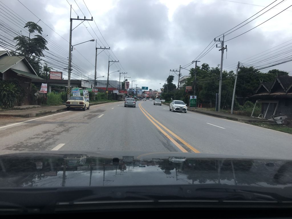 ภาพถนนตรงที่ แม่ขะจานยางยนต์ ตั้งอยู่ ถ่ายโดย wapriz พ.ศ. 2561 (2018) · A street-level view of where แม่ขะจานยางยนต์ · Mae Kha Chan Yangyon stands, by wapriz in 2561 (2018)