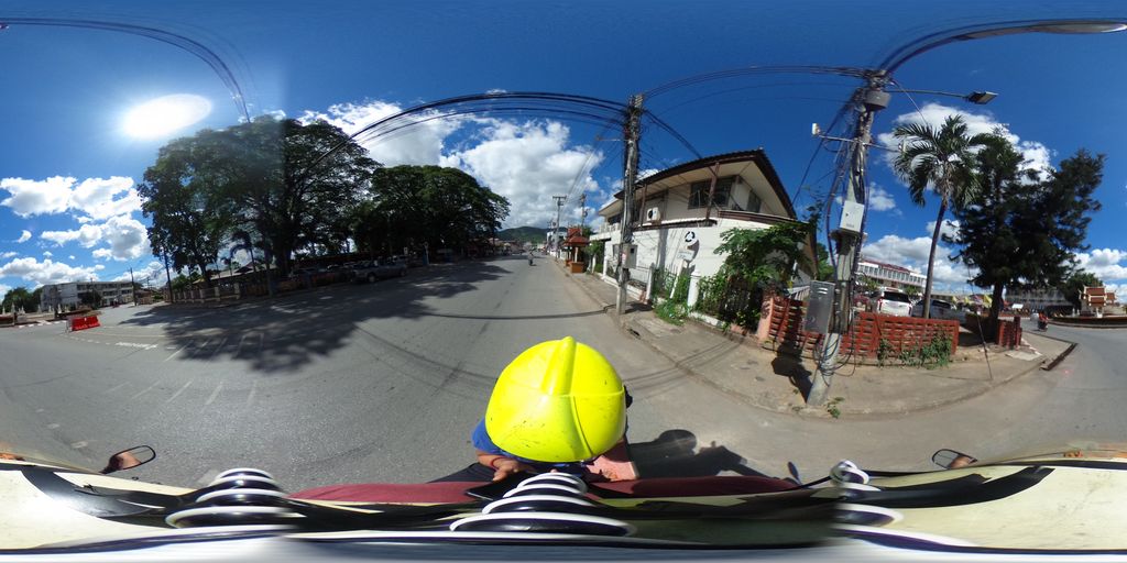 ภาพถนนตรงที่ Hug Phone ตั้งอยู่ ถ่ายโดย maricarrabonza พ.ศ. 2562 (2019) · A street-level view of where Hug Phone stands, by maricarrabonza in 2562 (2019)