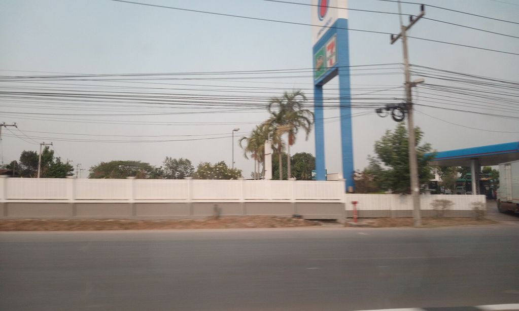 ภาพถนนตรงที่ หัวดอยแทรคเตอร์ ตั้งอยู่ ถ่ายโดย ozflor พ.ศ. 2562 (2019) · A street-level view of where หัวดอยแทรคเตอร์ · Huatya Tractor stands, by ozflor in 2562 (2019)