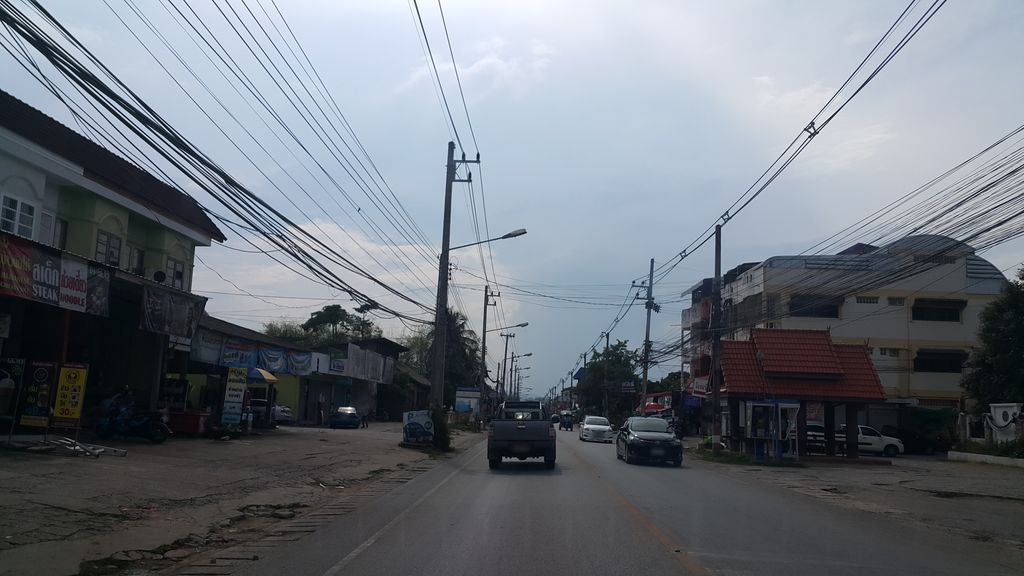 ภาพถนนตรงที่ พัสดุภัณฑ์ไทย ตั้งอยู่ ถ่ายโดย jrcarlsen พ.ศ. 2560 (2017) · A street-level view of where พัสดุภัณฑ์ไทย · Phatduphan Thai stands, by jrcarlsen in 2560 (2017)