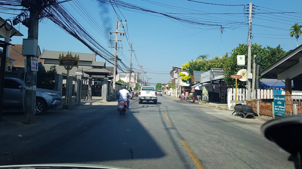 ภาพถนนตรงที่ ร้านเตวะดาเชียงราย ตั้งอยู่ ถ่ายโดย igorzo พ.ศ. 2562 (2019) · A street-level view of where ร้านเตวะดาเชียงราย · Ran Teoda Chiang Rai stands, by igorzo in 2562 (2019)