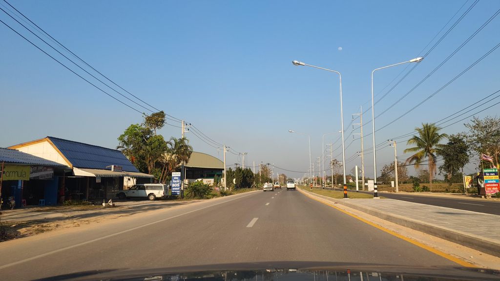 ภาพถนนตรงที่ คิ้ว คาเฟ่ ตั้งอยู่ ถ่ายโดย jrcarlsen พ.ศ. 2565 (2022) · A street-level view of where คิ้ว คาเฟ่ · Khio Café stands, by jrcarlsen in 2565 (2022)