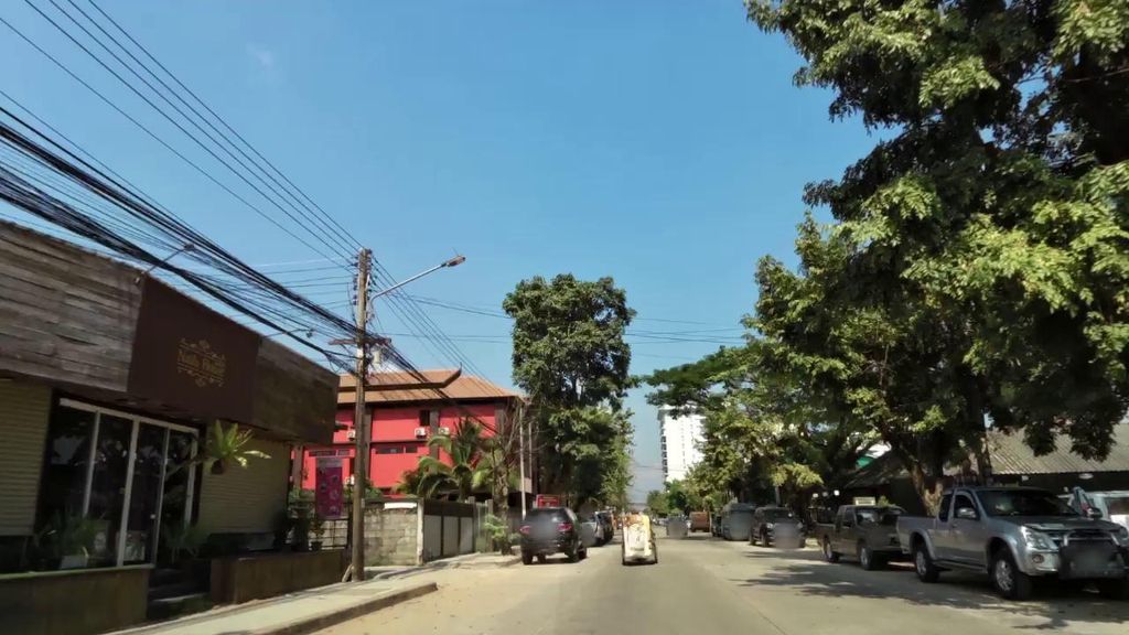 ภาพถนนตรงที่ Creamii Home Cafe ตั้งอยู่ ถ่ายโดย toffy พ.ศ. 2561 (2018) · A street-level view of where Creamii Home Cafe stands, by toffy in 2561 (2018)