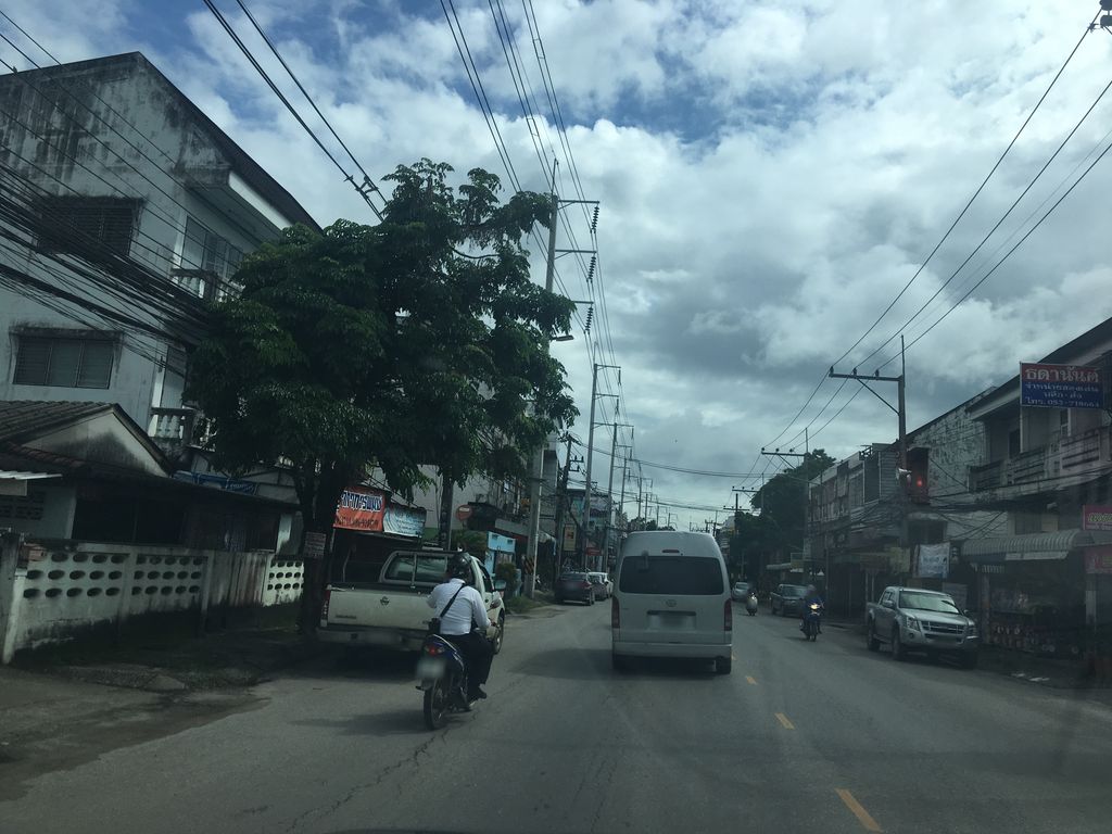 ภาพถนนตรงที่ กรีนวิงเด่นห้า ตั้งอยู่ ถ่ายโดย wapriz พ.ศ. 2561 (2018) · A street-level view of where กรีนวิงเด่นห้า · Green Wing Denha stands, by wapriz in 2561 (2018)
