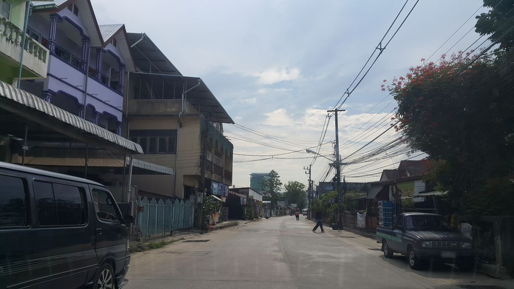 ภาพถนนตรงที่ Little Genius Child Development Centre ตั้งอยู่ ถ่ายโดย jrcarlsen พ.ศ. 2560 (2017) · A street-level view of where Little Genius Child Development Centre stands, by jrcarlsen in 2560 (2017)