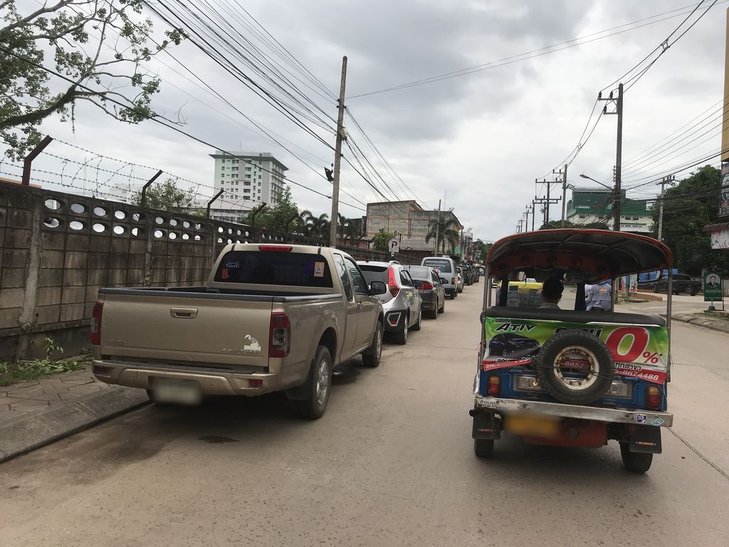 ภาพถนนตรงที่ ซูชิ หุ่นเหล็ก ตั้งอยู่ ถ่ายโดย kiw พ.ศ. 2561 (2018) · A street-level view of where ซูชิ หุ่นเหล็ก · Sushi Hunlek stands, by kiw in 2561 (2018)
