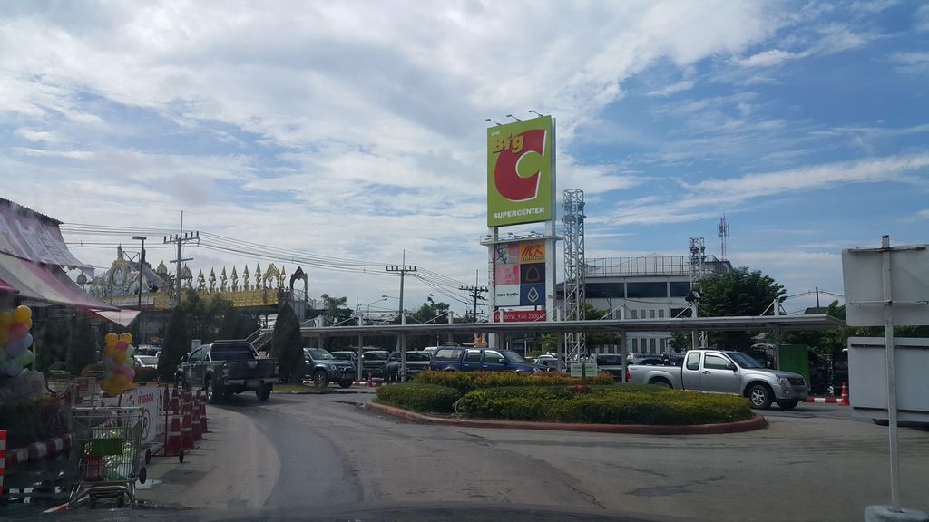 ภาพถนนตรงที่ มิสเตอร์โดนัท บิ๊กซี เชียงราย ตั้งอยู่ ถ่ายโดย jrcarlsen พ.ศ. 2560 (2017) · A street-level view of where มิสเตอร์โดนัท บิ๊กซี เชียงราย · Mister Donut Big C Chiang Rai stands, by jrcarlsen in 2560 (2017)