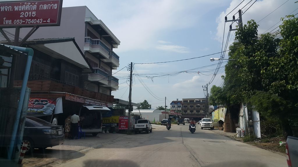 ภาพถนนตรงที่ ความสุข Toys Factory ตั้งอยู่ ถ่ายโดย jrcarlsen พ.ศ. 2560 (2017) · A street-level view of where ความสุข Toys Factory stands, by jrcarlsen in 2560 (2017)