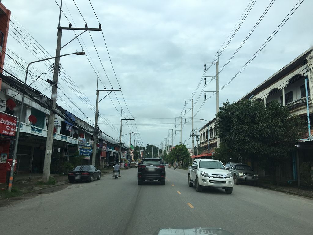 ภาพถนนตรงที่ เชียงรายนมผง สาขาเด่นห้า ตั้งอยู่ ถ่ายโดย wapriz พ.ศ. 2561 (2018) · A street-level view of where เชียงรายนมผง สาขาเด่นห้า · Chiang Rai Namaphong Sakha Denha stands, by wapriz in 2561 (2018)