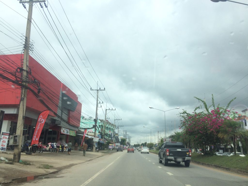 ภาพถนนตรงที่ พ่าง ตูตู หม่าล่าทั่ง หน้ามอแม่ฟ้าหลวงเชียงราย ตั้งอยู่ ถ่ายโดย prasert พ.ศ. 2559 (2016) · A street-level view of where พ่าง ตูตู หม่าล่าทั่ง หน้ามอแม่ฟ้าหลวงเชียงราย · Phang Tutu Malathang Na Momaefaluang Chiang Rai stands, by prasert in 2559 (2016)