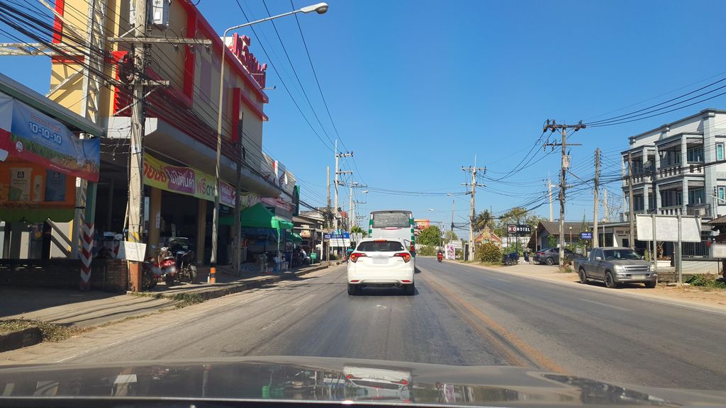 ภาพถนนตรงที่ ทวียนต์ แม่ขะจาน ตั้งอยู่ ถ่ายโดย jrcarlsen พ.ศ. 2566 (2023) · A street-level view of where ทวียนต์ แม่ขะจาน · Thawiina Mae Kha Chan stands, by jrcarlsen in 2566 (2023)
