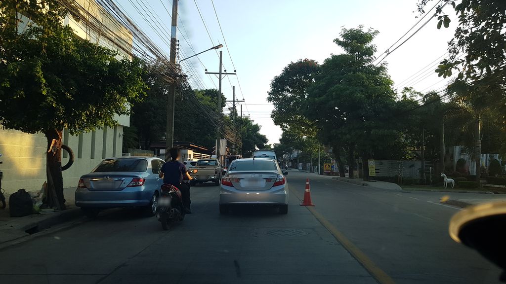 ภาพถนนตรงที่ ร้านเพชรยนต์ ตั้งอยู่ ถ่ายโดย igorzo พ.ศ. 2562 (2019) · A street-level view of where ร้านเพชรยนต์ · Ran Phet Yon stands, by igorzo in 2562 (2019)