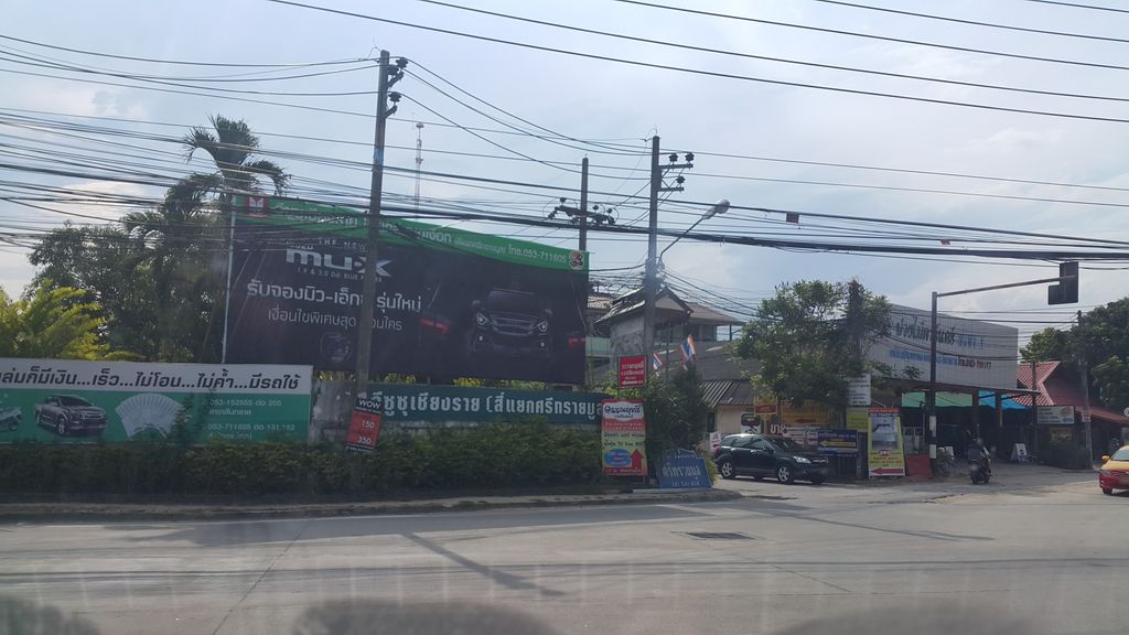 ภาพถนนตรงที่ เย็นตาโฟสี่แยกศรีทรายมูล ตั้งอยู่ ถ่ายโดย jrcarlsen พ.ศ. 2560 (2017) · A street-level view of where เย็นตาโฟสี่แยกศรีทรายมูล · Yentafo Siyaek Sisaimun stands, by jrcarlsen in 2560 (2017)