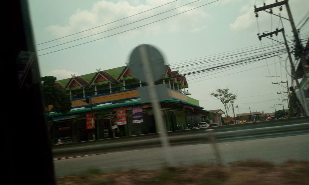 ภาพถนนตรงที่ ขุนปล้องฟิชชิ่งช็อป ตั้งอยู่ ถ่ายโดย ozflor พ.ศ. 2562 (2019) · A street-level view of where ขุนปล้องฟิชชิ่งช็อป · Khun Palong Fishing Shop stands, by ozflor in 2562 (2019)