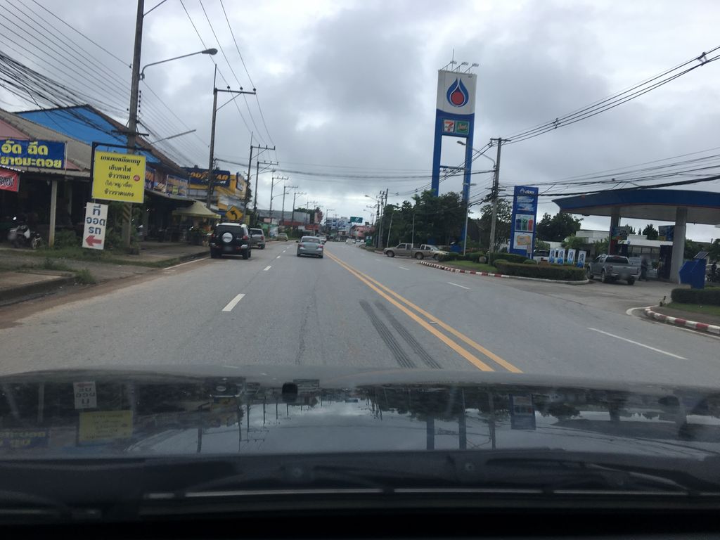 ภาพถนนตรงที่ สุปรียา บาร์เบอร์ ตั้งอยู่ ถ่ายโดย wapriz พ.ศ. 2561 (2018) · A street-level view of where สุปรียา บาร์เบอร์ · Supriya Barber stands, by wapriz in 2561 (2018)