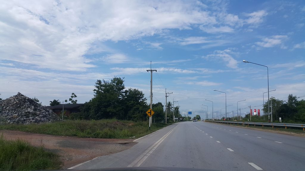 ภาพถนนตรงที่ ร้าน ณ เชียงราย ตั้งอยู่ ถ่ายโดย jrcarlsen พ.ศ. 2560 (2017) · A street-level view of where ร้าน ณ เชียงราย · Ran Na Chiang Rai stands, by jrcarlsen in 2560 (2017)