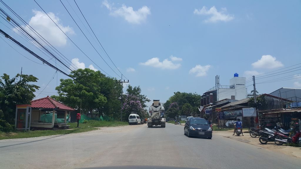 ภาพถนนตรงที่ Bubble Honey ชานมไต้หวัน ตั้งอยู่ ถ่ายโดย jrcarlsen พ.ศ. 2560 (2017) · A street-level view of where Bubble Honey ชานมไต้หวัน stands, by jrcarlsen in 2560 (2017)