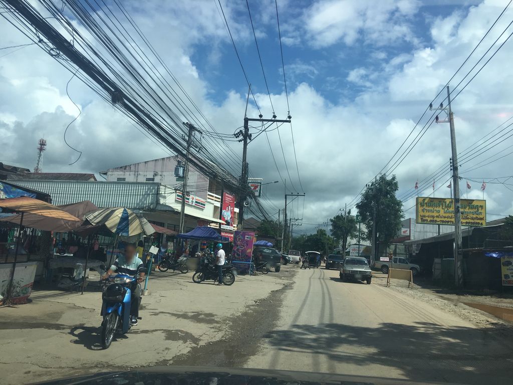 ภาพถนนตรงที่ ตลาดสดน้ำลัด ตั้งอยู่ ถ่ายโดย wapriz พ.ศ. 2561 (2018) · A street-level view of where ตลาดสดน้ำลัด · Nam Lat Fresh market stands, by wapriz in 2561 (2018)