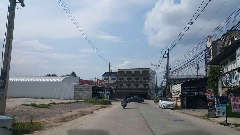 ภาพถนนตรงที่ รุ่งแสงภัณฑ์ ตั้งอยู่ ถ่ายโดย jrcarlsen พ.ศ. 2560 (2017) · A street-level view of where รุ่งแสงภัณฑ์ · Rungsaengphan stands, by jrcarlsen in 2560 (2017)