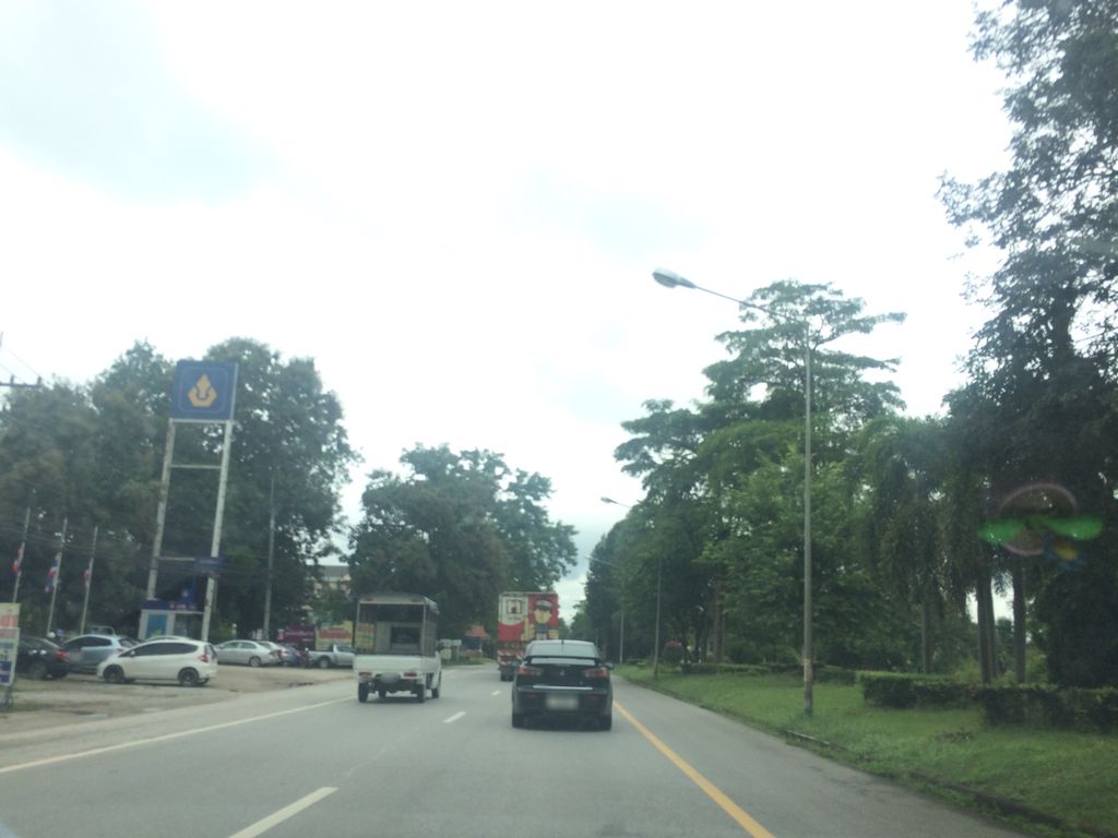 ภาพถนนตรงที่ ตี๋ยางยนต์ ตั้งอยู่ ถ่ายโดย prasert พ.ศ. 2559 (2016) · A street-level view of where ตี๋ยางยนต์ · Tiyangyon stands, by prasert in 2559 (2016)