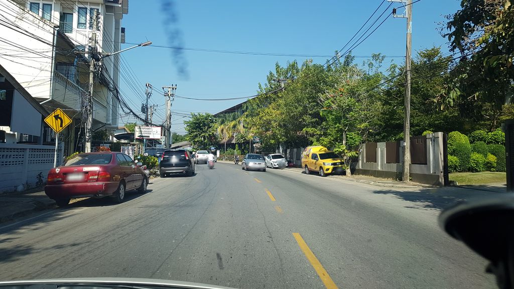 ภาพถนนตรงที่ Siri Yoga Chiang Rai ตั้งอยู่ ถ่ายโดย igorzo พ.ศ. 2562 (2019) · A street-level view of where Siri Yoga Chiang Rai stands, by igorzo in 2562 (2019)