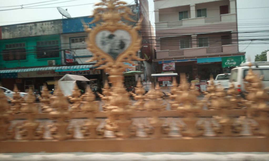 ภาพถนนตรงที่ โรงแรมสุขนิรันดร์ ตั้งอยู่ ถ่ายโดย ozflor พ.ศ. 2562 (2019) · A street-level view of where โรงแรมสุขนิรันดร์ · Suk Niran Hotel stands, by ozflor in 2562 (2019)