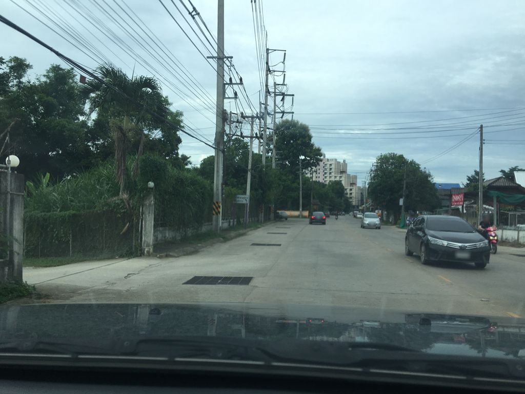ภาพถนนตรงที่ ขุนแผน Car Wash ตั้งอยู่ ถ่ายโดย wapriz พ.ศ. 2561 (2018) · A street-level view of where ขุนแผน Car Wash stands, by wapriz in 2561 (2018)