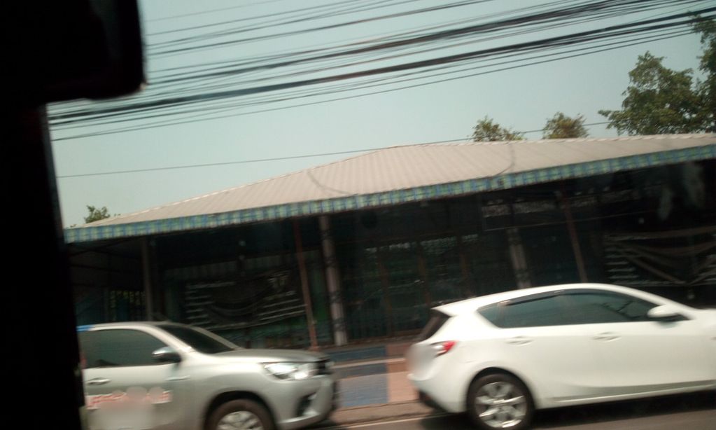 ภาพถนนตรงที่ Aiko Eyebrows Studio ตั้งอยู่ ถ่ายโดย ozflor พ.ศ. 2562 (2019) · A street-level view of where Aiko Eyebrows Studio stands, by ozflor in 2562 (2019)