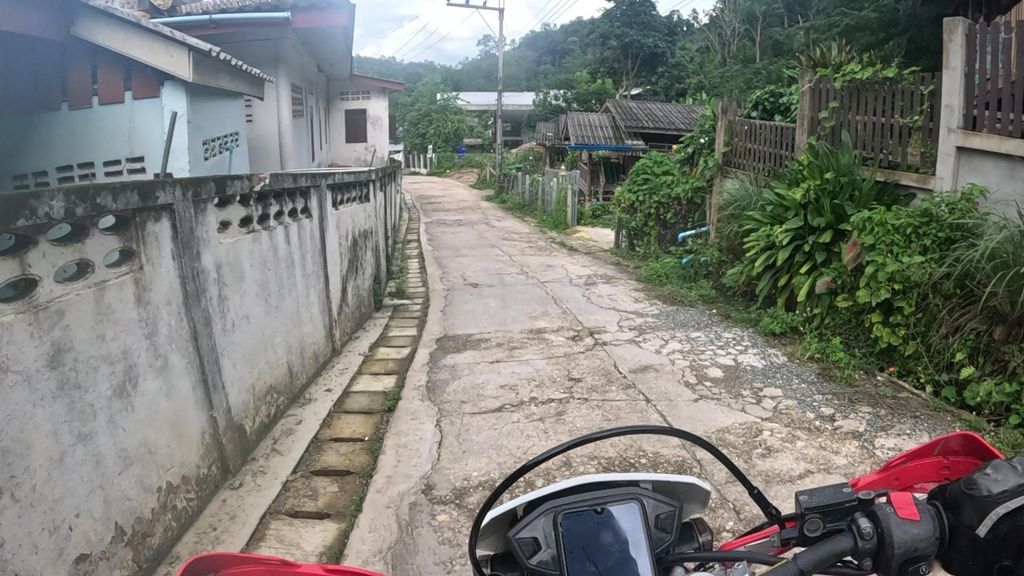 ภาพถนนตรงที่ วัดดอนแก้วขุนลาว ตั้งอยู่ ถ่ายโดย julcnx พ.ศ. 2567 (2024) · A street-level view of where วัดดอนแก้วขุนลาว · Wat Donkwae Khunlao stands, by julcnx in 2567 (2024)