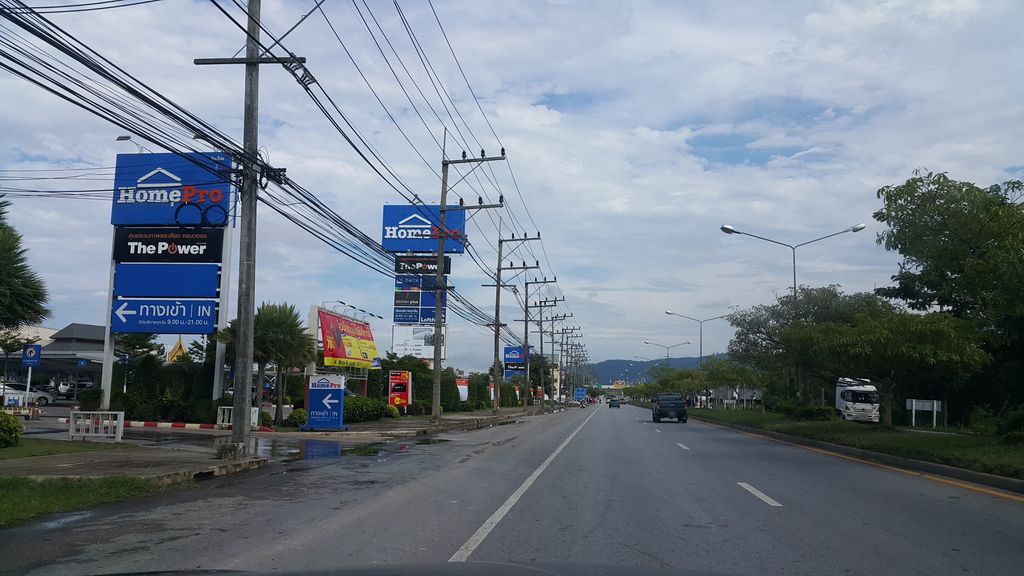 ภาพถนนตรงที่ อภิทาวน์ เชียงราย ตั้งอยู่ ถ่ายโดย jrcarlsen พ.ศ. 2560 (2017) · A street-level view of where อภิทาวน์ เชียงราย · Aphithao Chiang Rai stands, by jrcarlsen in 2560 (2017)
