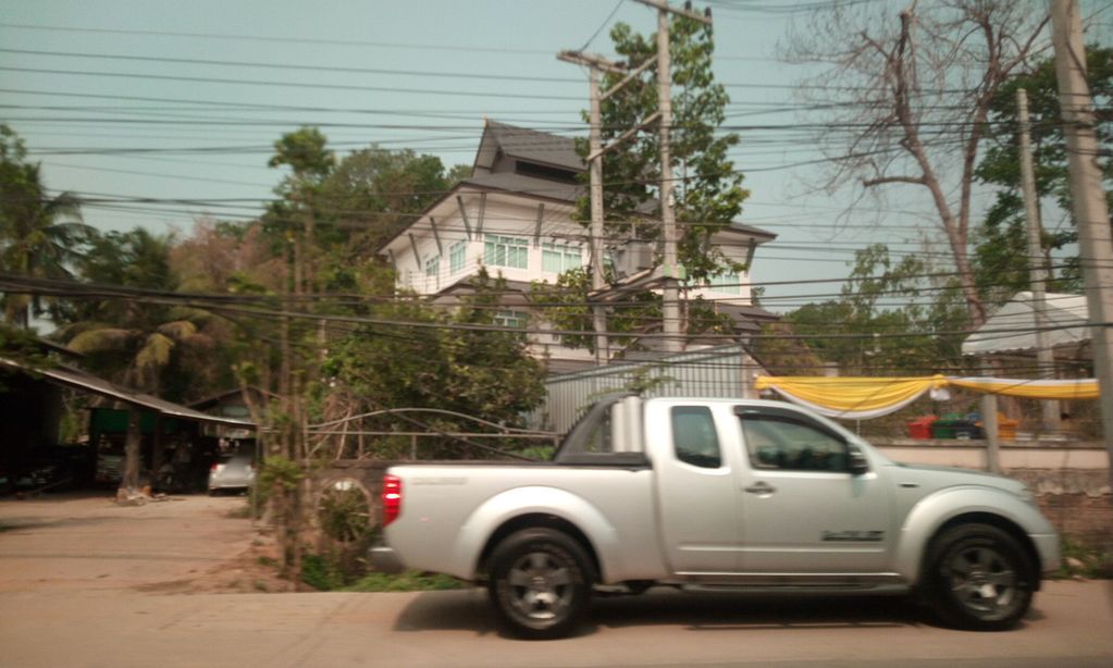 ภาพถนนตรงที่ กองการแพทย์ เทศบาลนครเชียงราย ตั้งอยู่ ถ่ายโดย ozflor พ.ศ. 2562 (2019) · A street-level view of where กองการแพทย์ เทศบาลนครเชียงราย · Kongkanphaet Thetsaban Nakhon Chiang Rai stands, by ozflor in 2562 (2019)