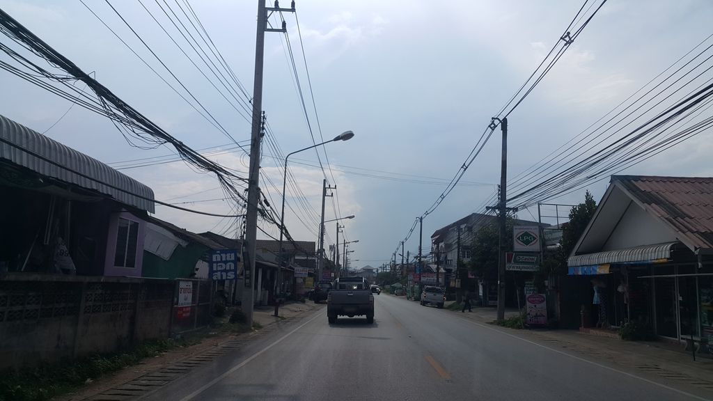 ภาพถนนตรงที่ ศูนย์พ่นกันสนิม แคทส์โค้ทติ้ง ตั้งอยู่ ถ่ายโดย jrcarlsen พ.ศ. 2560 (2017) · A street-level view of where ศูนย์พ่นกันสนิม แคทส์โค้ทติ้ง · Phon Kan Sanim Khae Thakhotting Centre stands, by jrcarlsen in 2560 (2017)