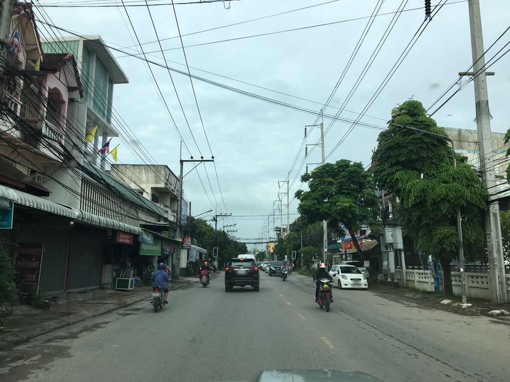 ภาพถนนตรงที่ ร้านเจ๊อ้อมก๋วยจั๋บน้ำข้น ตั้งอยู่ ถ่ายโดย wapriz พ.ศ. 2561 (2018) · A street-level view of where ร้านเจ๊อ้อมก๋วยจั๋บน้ำข้น · Ran Choeom Kuai Chap Nam Khon stands, by wapriz in 2561 (2018)