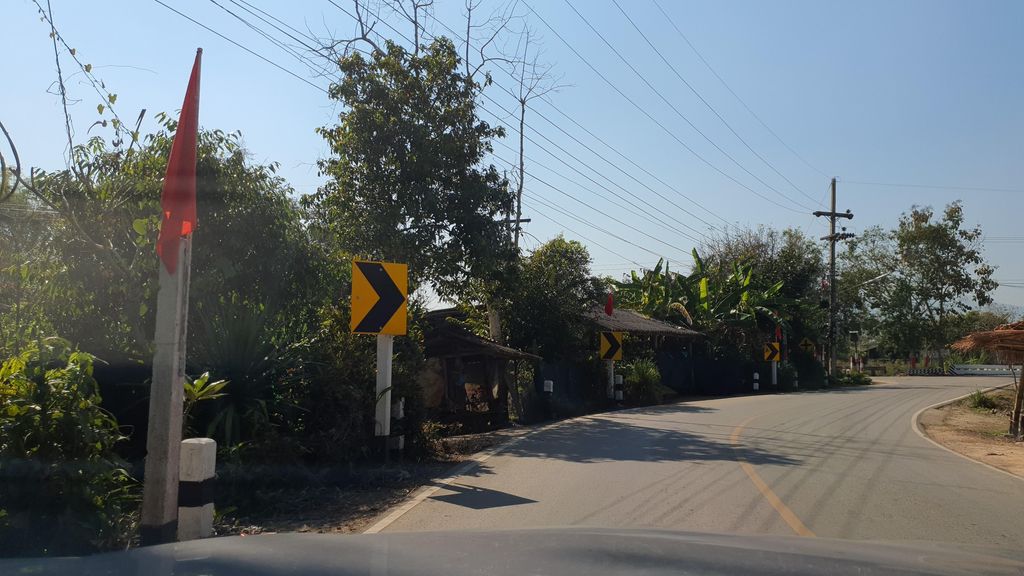 ภาพถนนตรงที่ อู่ วิทย์เชอร์วิส ตั้งอยู่ ถ่ายโดย jrcarlsen พ.ศ. 2565 (2022) · A street-level view of where อู่ วิทย์เชอร์วิส · U Wit Choewit stands, by jrcarlsen in 2565 (2022)