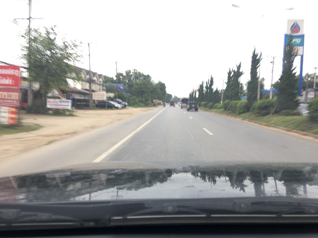 ภาพถนนตรงที่ รถมือสองเชียงราย ตั้งอยู่ ถ่ายโดย wapriz พ.ศ. 2561 (2018) · A street-level view of where รถมือสองเชียงราย · Rotmuetong Chiang Rai stands, by wapriz in 2561 (2018)