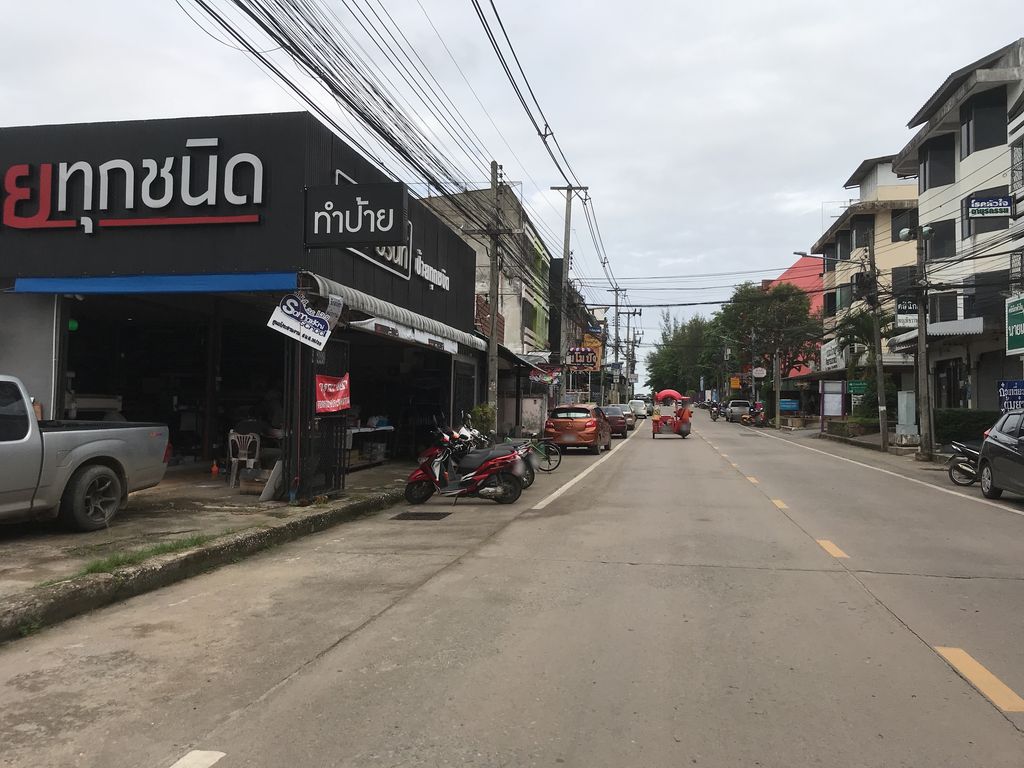 ภาพถนนตรงที่ บัวหลวงคาร์แคร์ ตั้งอยู่ ถ่ายโดย kiw พ.ศ. 2561 (2018) · A street-level view of where บัวหลวงคาร์แคร์ · Bualuang Car Care stands, by kiw in 2561 (2018)