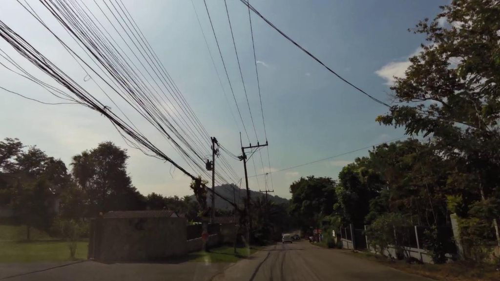 ภาพถนนตรงที่ Reset pistol. ตั้งอยู่ ถ่ายโดย toffy พ.ศ. 2561 (2018) · A street-level view of where Reset pistol. stands, by toffy in 2561 (2018)