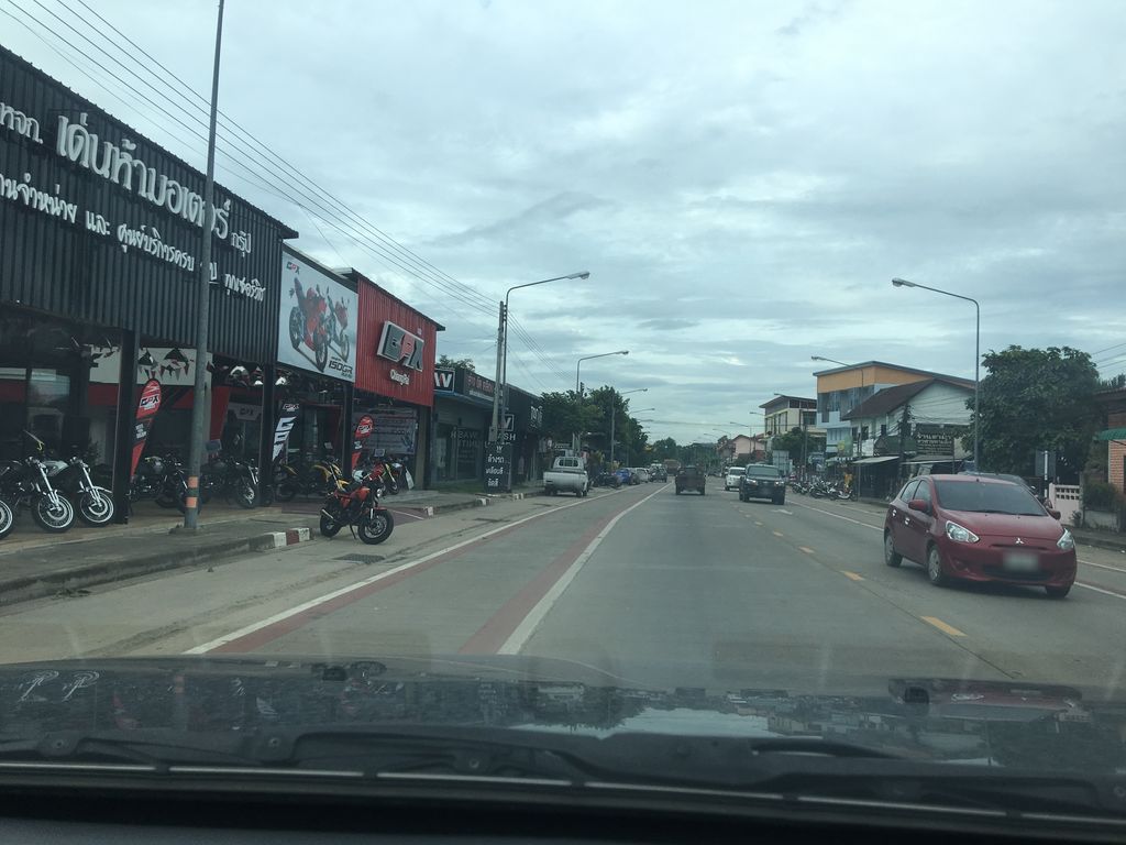 ภาพถนนตรงที่ ร้านรุ่งกิจการแอร์ ตั้งอยู่ ถ่ายโดย wapriz พ.ศ. 2561 (2018) · A street-level view of where ร้านรุ่งกิจการแอร์ · Ran Rung Kitkan Air stands, by wapriz in 2561 (2018)